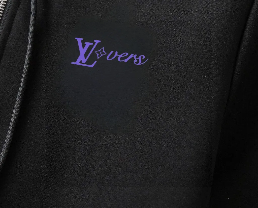 🅿️420 [LV Louis Vuitton] (Fat Man Gospel) hot-selling suit is coming. Focus on the original version of the official website. 2025 new hot-selling cardigan sweater suit. The original order is the best. 🇭🇰The meticulous work of top designers is dedicated to a fitting and perfect upper body effect. All-natural high-quality Roman cotton 100%, close-fitting comfort, noble and elegant! Original hardware embodies elegance and nobility! Counter size: M-5XL (maximum wear up to 220 pounds)
